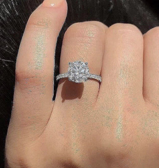 Dazzling Round-Cut Engagement Ring β Classic Zircon Sparkle